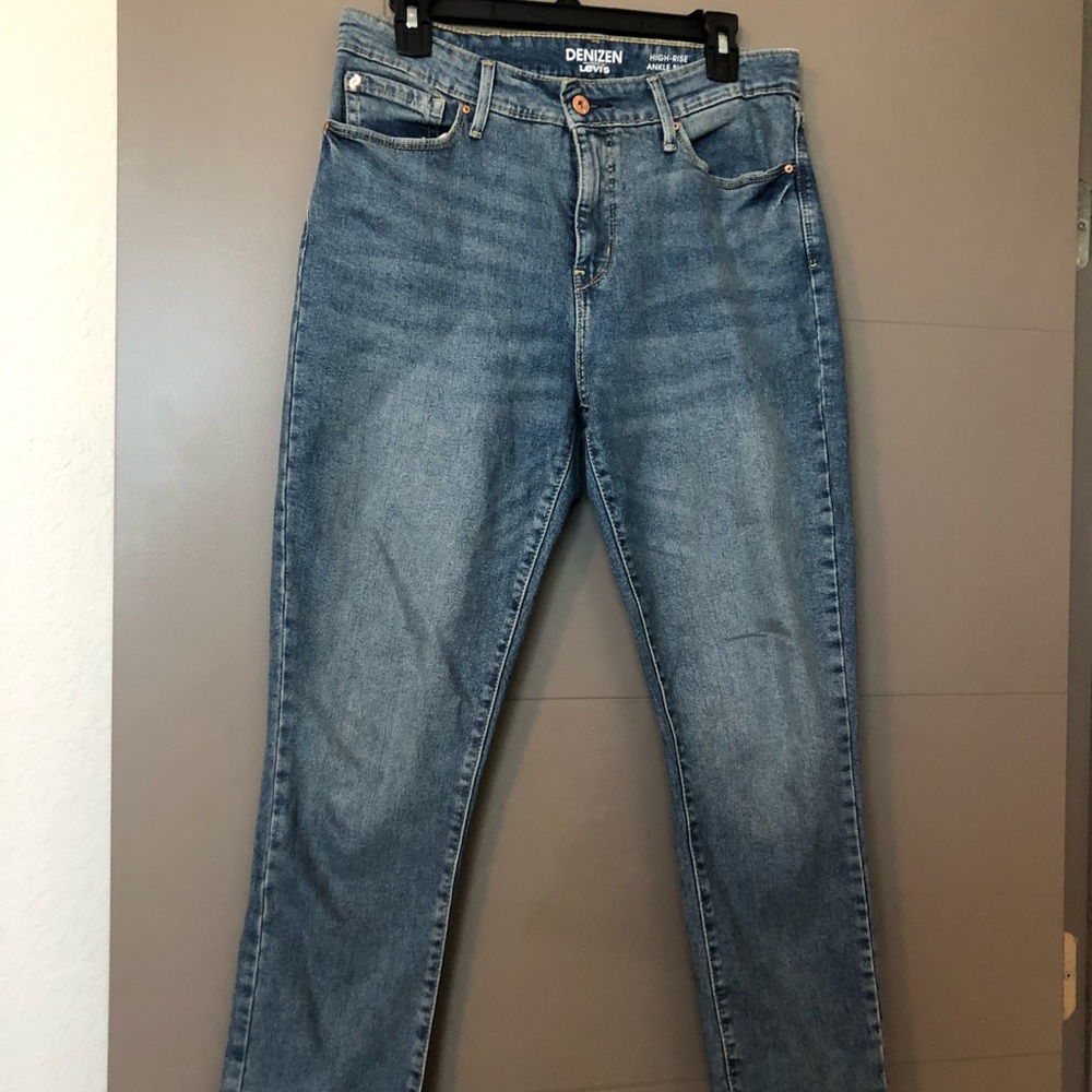 Brand new light blue trendy straight leg Levi’s jeans